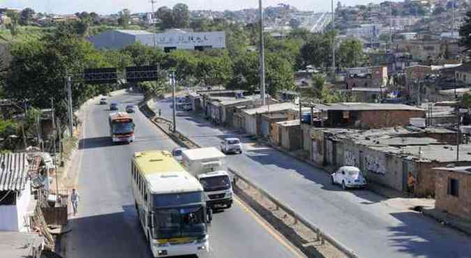 A Vila da Luz fica espremida entre as pistas da BR-381, na sada de BH para Vitria. Ocupao comeou h 15 anos e hoje vivem no local 1,5 mil famlias(foto: Beto Magalhes/EM/D.A PRESS)