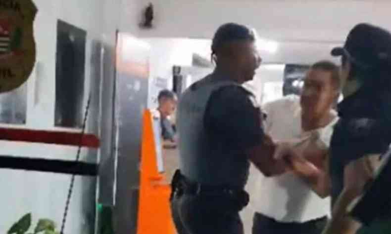 Delegado Rodrigo Gentil Falco agrediu um guarda municipal civil, na madrugada deste domingo (11/6), na porta do 14 Distrito Policial de Pinheiros, na Zona Oeste de So Paulo