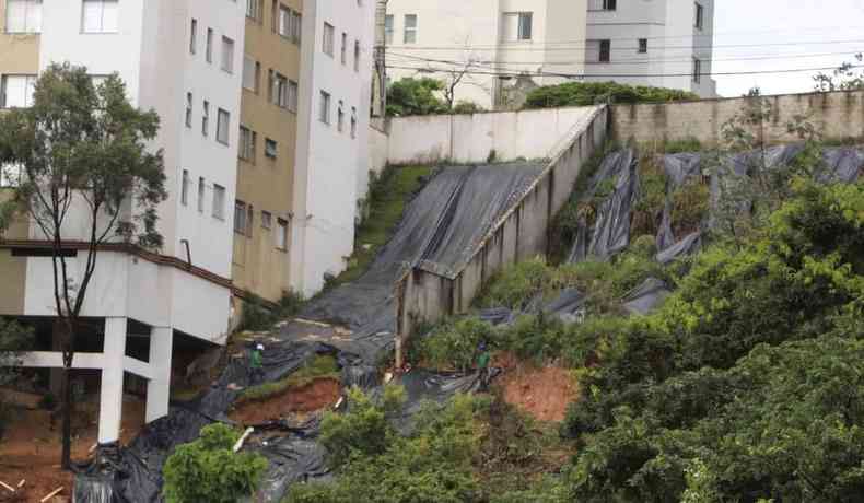 Terreno com proteo de lona, no bairro Buritis, em Belo Horizonte