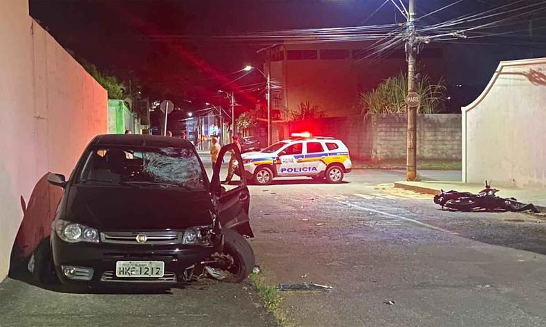 Aps atingir a moto conduzida por Vincius, Fiat Palio se chocou contra o muro de uma casa na Rua Joo Rita, em Igarap