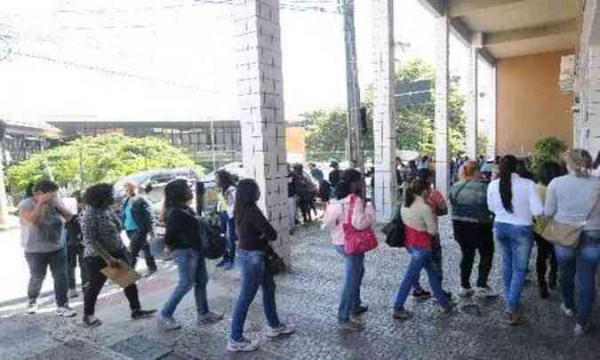 No incio do ms, em BH, houve fila para entrega de curriculo para vagas de auxiliar de limpeza das lojas Rio Verde, com salario de R$1 mil. (foto: Jair Amaral/EM/D.A Press.)