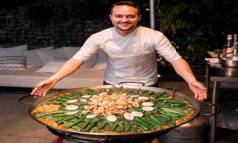 Chef com uma panela grande de arroz 