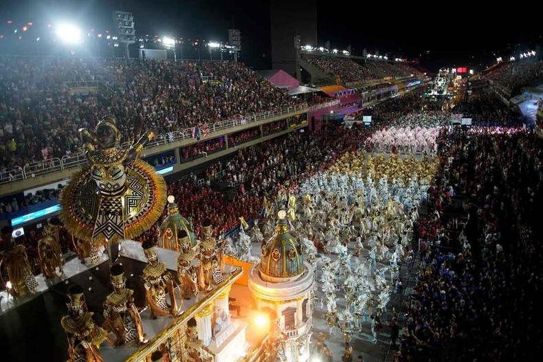 O Salgueiro desfilou com samba-enredo sobre histórias de superação ligadas à comunidade negra(foto: Mauro Pimentel/AFP) O Salgueiro desfilou com samba-enredo sobre histórias de superação ligadas à comunidade negra