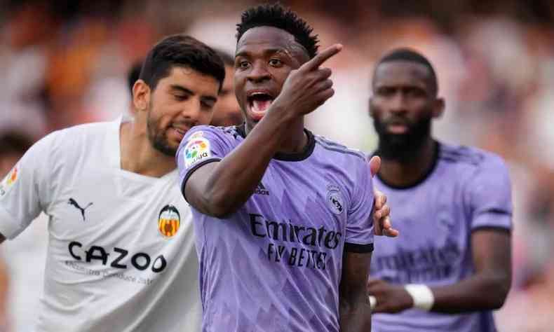 Vini Jr. em campo durante a partida entre Valencia e Real Madri