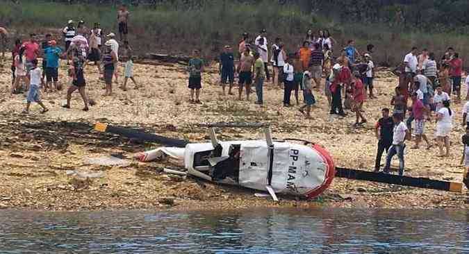 Helicptero caiu s margens do Rio Turvo na tarde de domingo(foto: Divulgao)