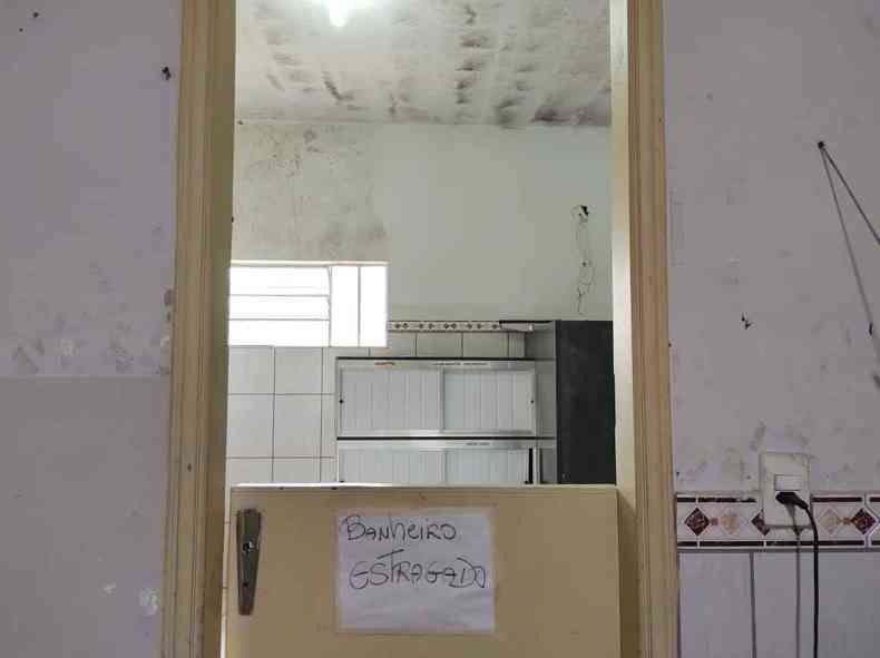 cartaz sinaliza banheiro estragado em prdio de PSF em Passos