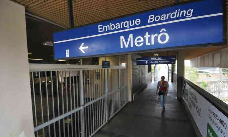 Placa de Metro em azul em uma estao