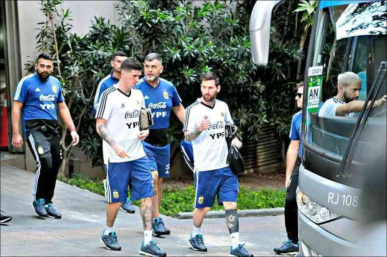 O mximo que os torcedores que foram ao hotel onde a Argentina est hospedada conseguiram foi um discreto aceno de Messi(foto: Gladyston Rodrigues/EM/D.A Press)