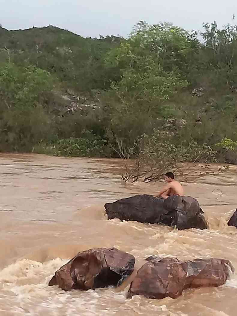 Foto mostra jovem ilhado