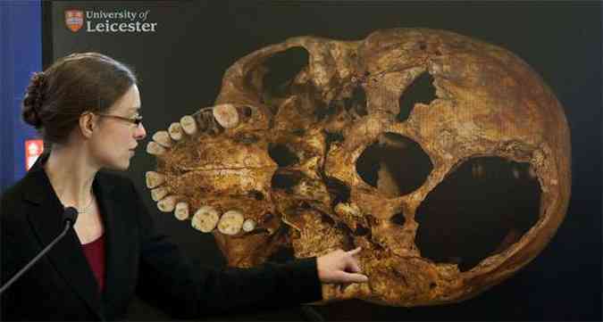 A bioarqueloga Jo Appleby mostra detalhes do esqueleto durante conferncia na Universidade de Leicester (foto: AFP PHOTO/ANDREW COWIE )