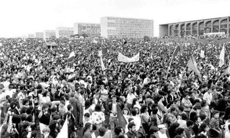 Mais longo perodo de democracia no pas registra dois impeachments de presidentes. Em 29 de setembro de 1992, cerca de 100 mil se reuniram em frente ao Congresso Nacional para aguardar a aprovao do afastamento de Fernando Collor de Mello (foto: AGNCIA BRASIL 29/9/92)