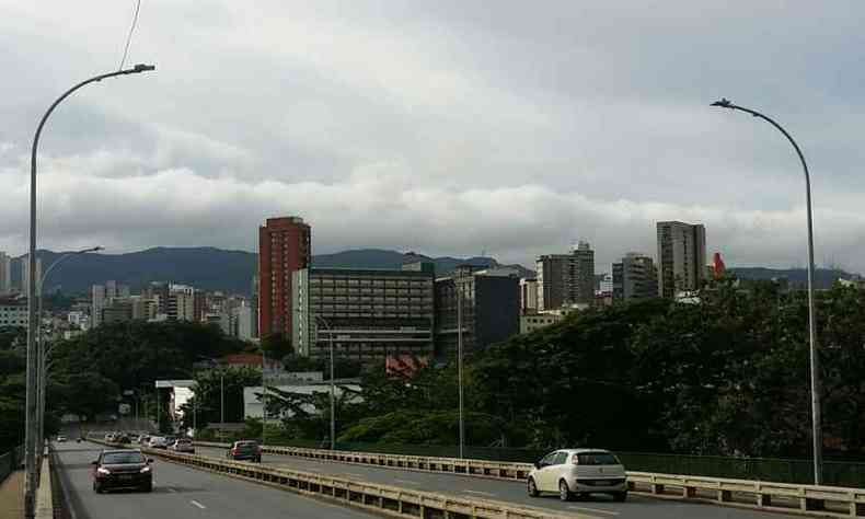 BH ter tempo nublado com pancadas de chuva. (foto: Edsio Ferreira/EM/D.A Press)