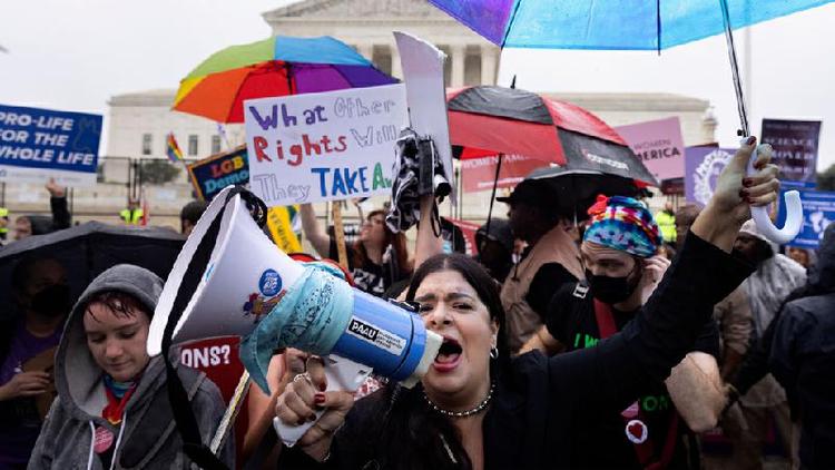 Ativistas a favor e contra o aborto se manifestam em frente  Suprema Corte em Washington D.C.