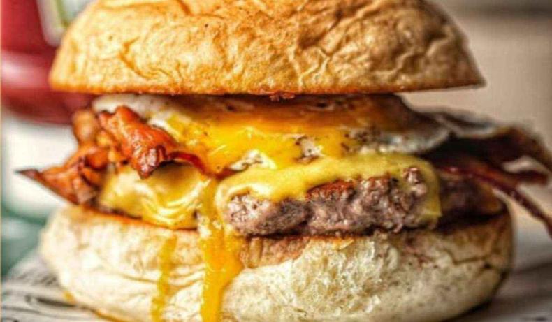 David Club (po de hambrguer da casa, 100 grs de blend 100% bovino, american cheese exclusivo, fatias de Bacon, ovo e molho club) R$20.