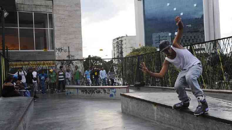 Homem andando de skate