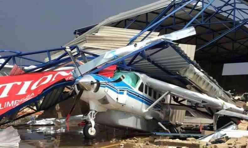 Estrutura de hangar caiu sobre aeronave durante a chuva em Par de Minas(foto: Divulgao)