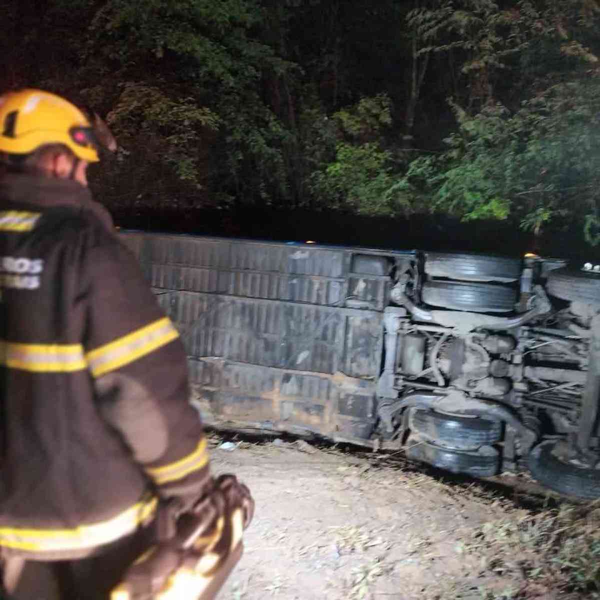 BR 251: Ônibus tomba, mata dois passageiros e deixa 41 feridos