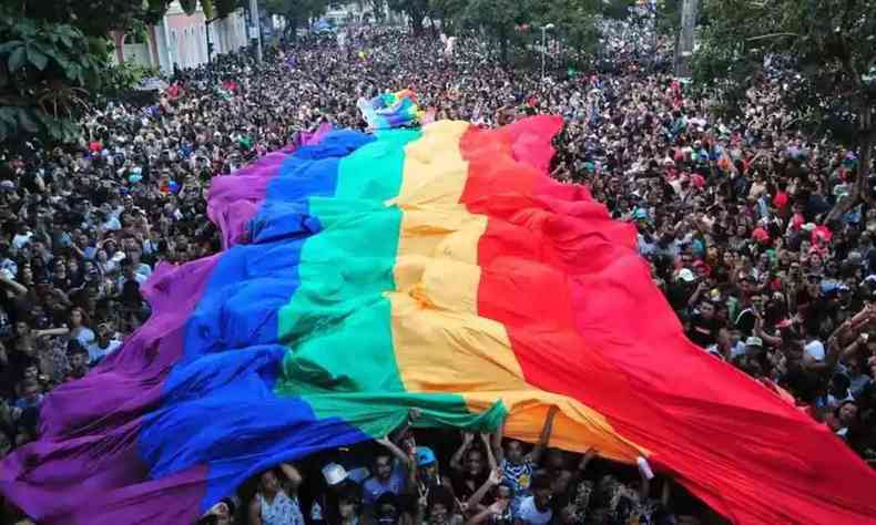 Manifestantes na parada LGBTQIA+ em BH