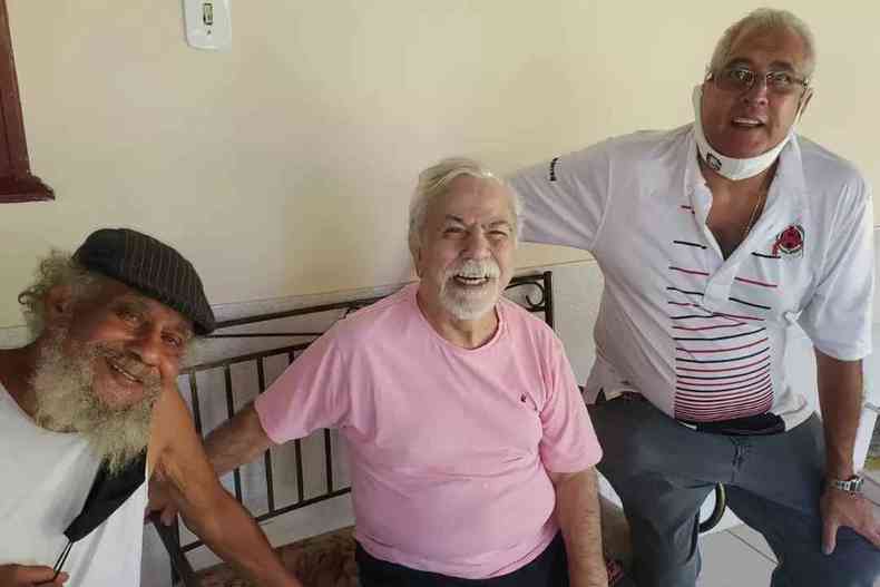 Rogrio, de blusa rosa e sorrindo, entre os amigos e jornalistas do Estado de Minas Arnaldo Viana (esq.) e Ivan Drummond 