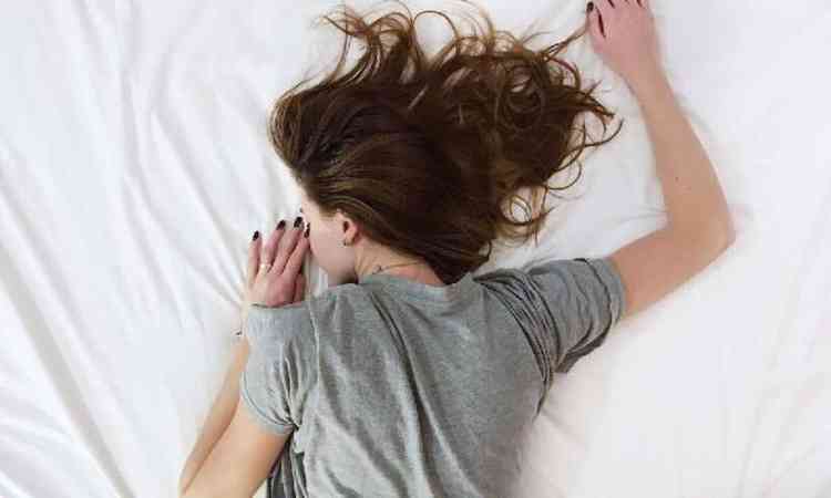 Imagem ilustrativa de pessoa dormindo. Estudo revela que pessoas que dormem entre 22h e 23h garantem uma boa qualidade de sono e evita doenas cardacas.