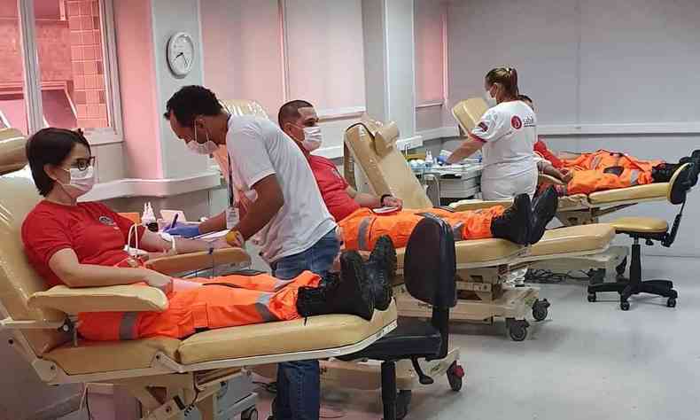 Bombeiros do 8º BBM durante doação de sangue no Hemocentro Uberaba