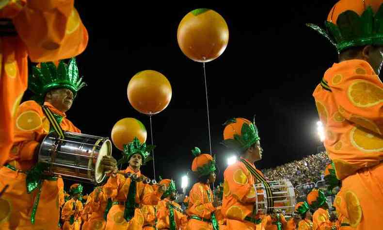 O samba-enredo da So Clemente foi cheio de menes a fake news e a laranjas (foto: Dhavid Normando/Riotur/Fotos Pblicas)