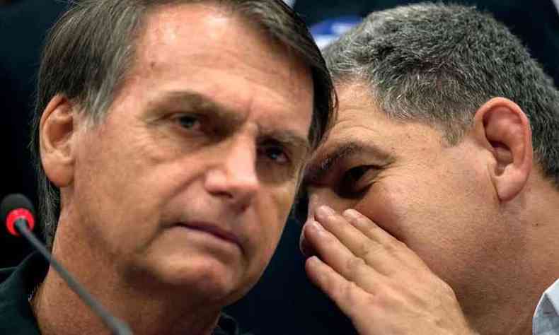 Bolsonaro e Bebianno, que foi o brao direito do presidente durante toda a campanha para o Planalto (foto: MAURO PIMENTEL/AFP -11/10/2018)