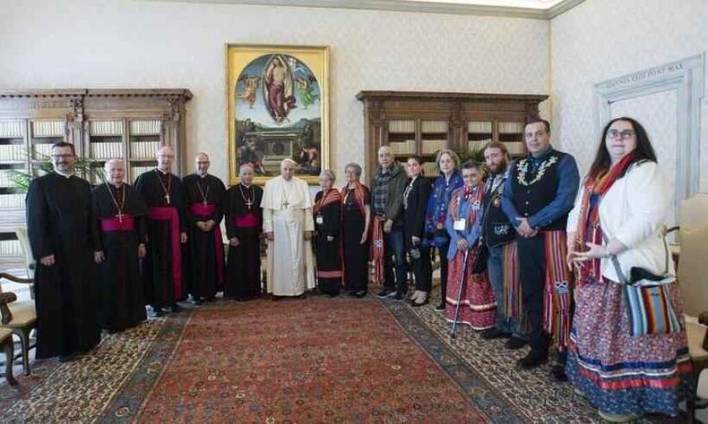 Papa Francisco se reuniu, no Vaticano, com representantes das comunidades indígenas do Canadá (foto: Divulgação/Vaticano/AFP) Reunião com o Papa Francisco