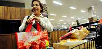 Dois dias depois de o MP estadual proibir a venda das sacolas compostveis, varejo anuncia que vai dividir com o consumidor o custo da medida(foto: Gladyston Rodrigues/EM/D.A Press)