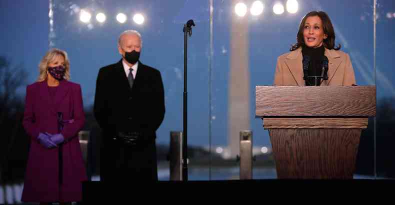 A vice-presidente Kamala Harris discursa no Memorial Lincoln, observada por Joe Biden e a mulher Jill, na chegada ontem a Washington. 'Comeamos, nesta noite, o perodo de cura, juntos', disse ela (foto: Chip Somodevilla/Getty Images/AFP)