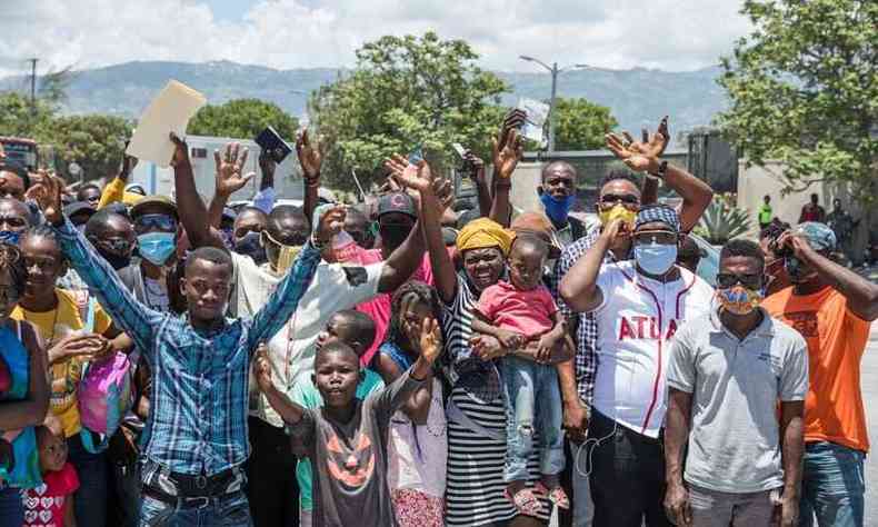 Haitianos se renem em frente  embaixada dos EUa para pedir asilo, depois do assassinato do presidente Jovenel Mose(foto: Valerie Baeriswyl / AFP)