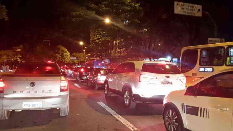 Na Avenida Afonso Pena motoristas enfrentaram trfego lento(foto: Marcos Vieira/EM/D.A.Press)
