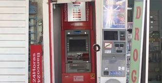 Intenção dos assaltantes era explodir um caixa eletrônico instalado na farmácia(foto: Edésio Ferreira/EM/DA Press) Intenção dos assaltantes era explodir um caixa eletrônico instalado na farmácia(foto: Edésio Ferreira/EM/DA Press)