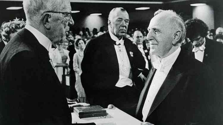 Kuznets recebendo o Prmio Nobel de Economia em 1971