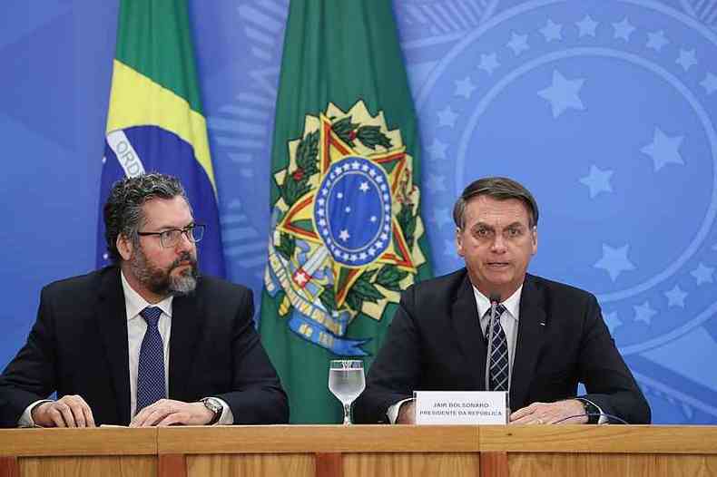 Presidente Bolsonaro (dir.) e ministro Arajo assinam o decreto que fechou embaixadas(foto: Wikipedia)