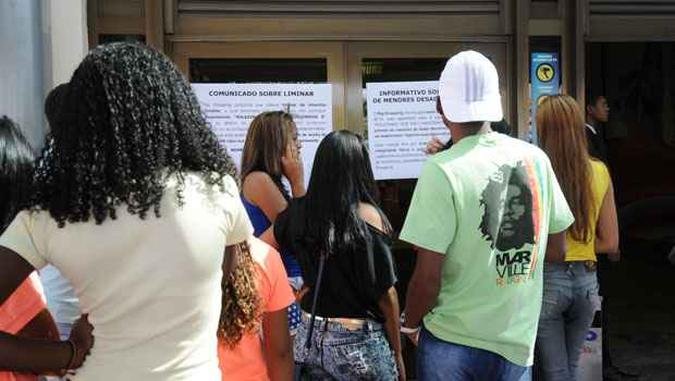 Adolescentes que chegaram depois das 16h não puderam entrar(foto: Beto Novaes/EM/D.A.Press) Adolescentes que chegaram depois das 16h não puderam entrar(foto: Beto Novaes/EM/D.A.Press)