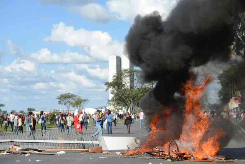Imagem de objetos pegando fogo durante manifestao