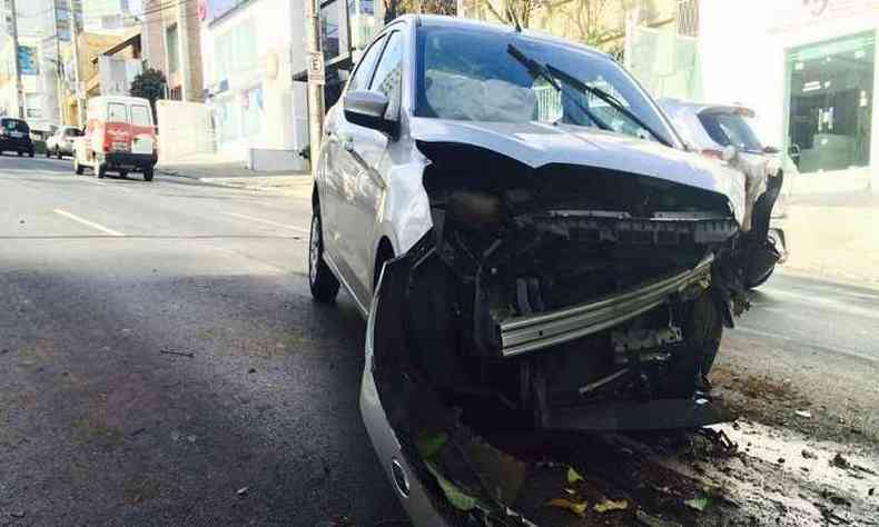 Motorista alcoolizado provoca acidente na Avenida do Contorno, na altura do Bairro Santo Antnio, regio Sul da capital (foto: Cristina Horta/EM/Da/Press)