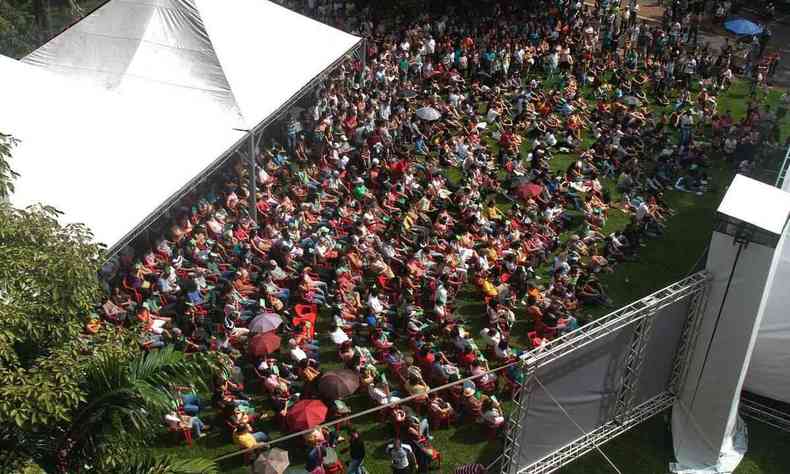 Vista aérea do Parque Municipal, com pessoas sentadas na grama para ouvir concerto de música