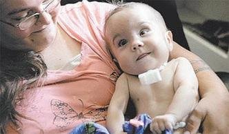 O pequeno Kaiba ao colo da m�e, April: doen�a n�o permitia que ar sa�sse dos pulm�es(foto: Arquivo Pessoal )