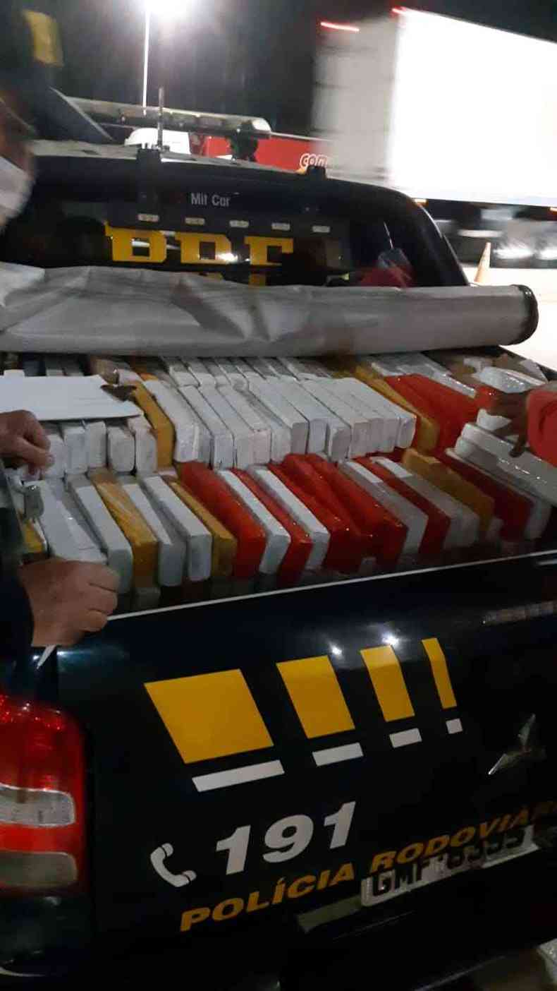 Drogas foram apreendidas aps acompanhamento ttico realizado pela PRF(foto: Divulgao PRF-MG)