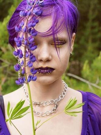 Informe-se sobre os prós e contras do piercing na boca e não faça por impulso(foto: MarinaRabazova/Pixabay) Moça com piercing na língua