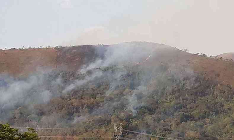 Por volta das 16h30, chamas quase davam a volta no alto da Serra do Gandarela, em Nova Lima, na Grande BH