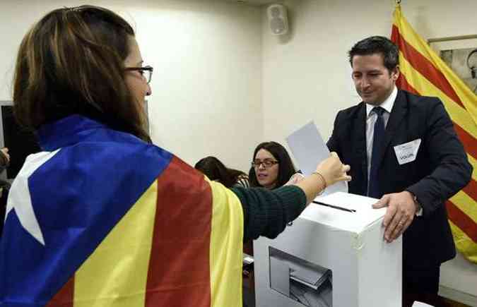 Mais de um milho de catales participaram da votao neste domingo(foto: MIGUEL MEDINA/AFP)
