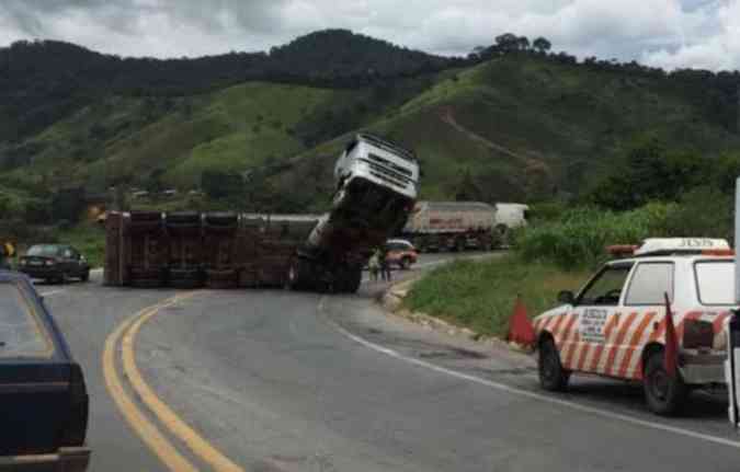 Na BR-381, em So Gonalo do Rio Abaixo, caminho tombou(foto: Reproduo WhatsApp)