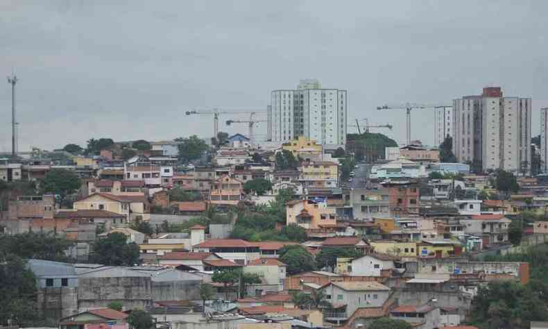 Vista de Belo Horizonte com ceu nublado. 