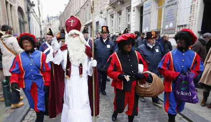 Desfile na Blgica, em que Papai Noel e ajudantes desfilam e distribuem presentes, de acordo com tradies da regio(foto: REUTERS/Francois Lenoir)