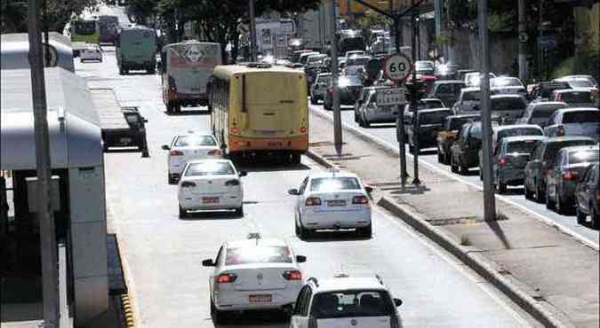 A partir de sbado, quando comeam a operar as linhas do Move na Avenida Antnio Carlos, txis estaro proibidos de trafegar na chamada busway(foto: PAULO FILGUEIRAS/EM/D.A PRESS)