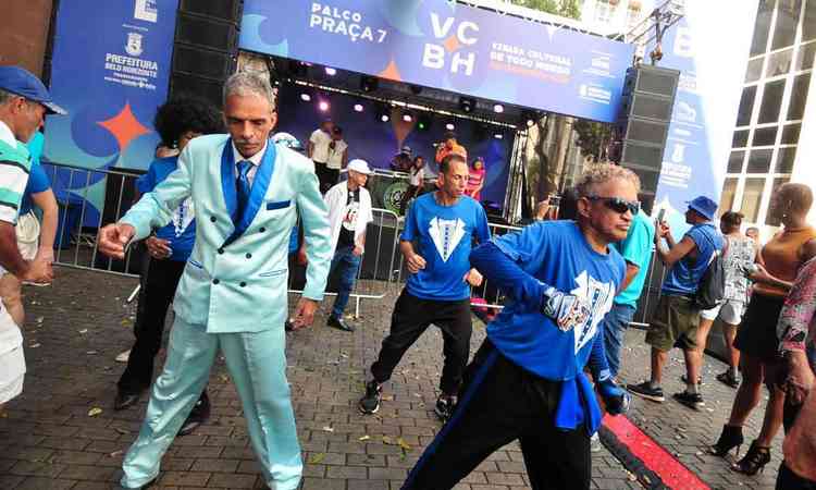 Quarteiro fechado da Praa Sete virou quadra de baile domingueiro durante a Virada