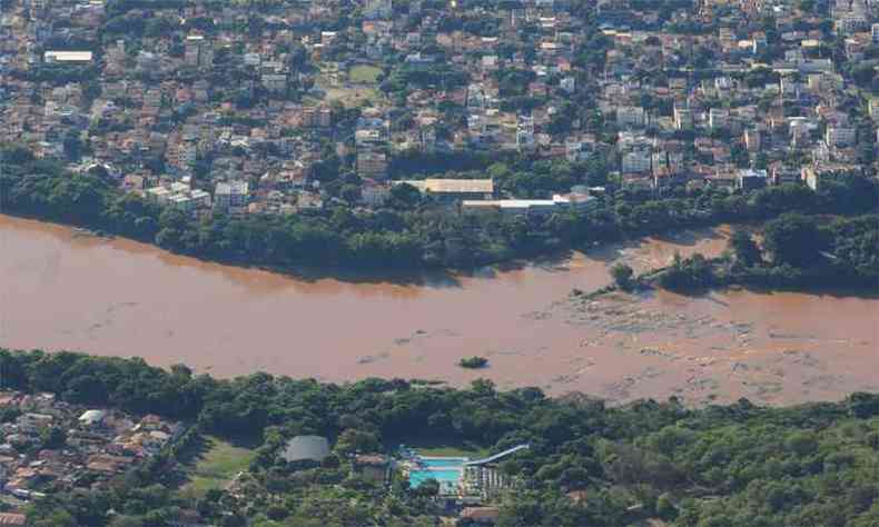 Curso d'gua corta a cidade que teve abastecimento prejudicado e ficou mais suscetvel a enchentes depois do desastre em Mariana(foto: Gladyston Rodrigues/EM/DA Press - 21/10/16)